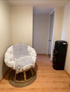 a room with a bed in the corner of a room at Acogedora habitación in Lima