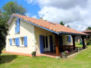 a small white house with a roof at Gite de lescurade in Escource