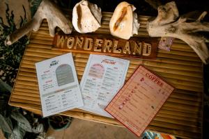 une table sur laquelle est posé le menu d'un restaurant dans l'établissement Wonderland, à Siquijor 23 autres photos