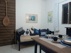 ein Wohnzimmer mit Sofa und Tisch in der Unterkunft Pousada Villa da Nascente in Florianópolis