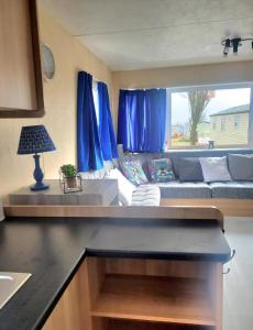 Χώρος καθιστικού στο Superb 8 Berth Caravan At Sand Le Mere Holiday Park, Yorkshire Ref 71003I