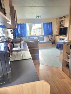 Η κουζίνα ή μικρή κουζίνα στο Superb 8 Berth Caravan At Sand Le Mere Holiday Park, Yorkshire Ref 71003I