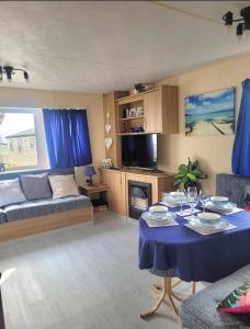 Μια τηλεόραση ή/και κέντρο ψυχαγωγίας στο Superb 8 Berth Caravan At Sand Le Mere Holiday Park, Yorkshire Ref 71003I