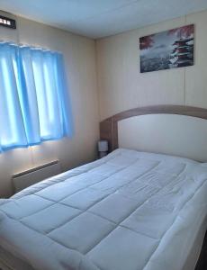 Ένα ή περισσότερα κρεβάτια σε δωμάτιο στο Superb 8 Berth Caravan At Sand Le Mere Holiday Park, Yorkshire Ref 71003I +12 φωτογραφίες