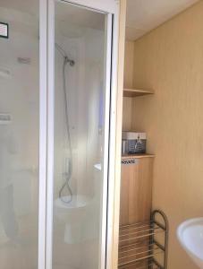 Ένα μπάνιο στο Superb 8 Berth Caravan At Sand Le Mere Holiday Park, Yorkshire Ref 71003I