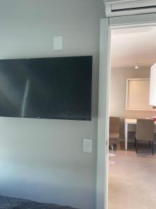 TV/trung tâm giải trí tại Apê de fundos em condo beira mar com garagem e Wi-Fi