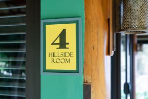 Ladylagoon Villas في كوه ساموي: علامة على باب مكتوب عليها الرقم أربعة