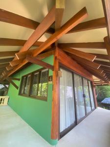 Ladylagoon Villas في كوه ساموي: منزل ذو عوارض خشبية في السقف