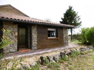 una piccola casa di pietra con una finestra sul lato di Le coursin a Saubrigues Altre 10 foto