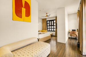 ein Wohnzimmer mit Sofa und Tisch in der Unterkunft The Naori by Alaya Stays in Udaipur