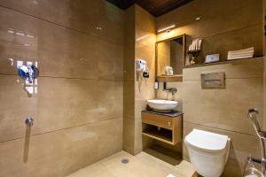 ein Badezimmer mit Toilette und Waschbecken in der Unterkunft The Naori by Alaya Stays in Udaipur + 45 Fotos