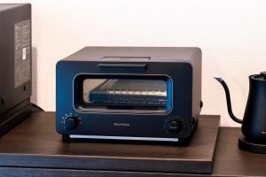 einem Toaster, der auf einem Tisch sitzt in der Unterkunft AYA HOTELS 博多 1st in Fukuoka