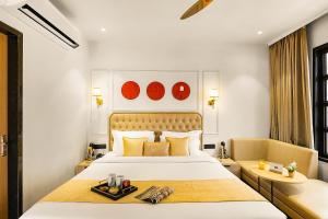 ein Hotelzimmer mit einem Bett und zwei Tischen in der Unterkunft The Naori by Alaya Stays in Udaipur