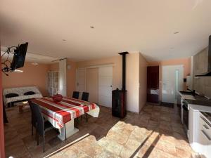 a kitchen and dining room with a table in a room at Prejean in Léon