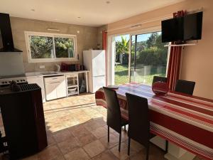 a kitchen with a table with chairs and a counter top at Prejean in Léon