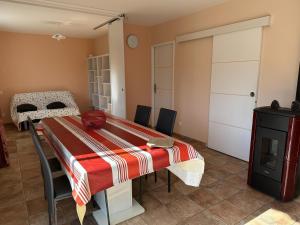 a room with a bed with a table and a closet at Prejean in Léon