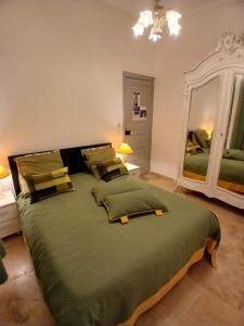 Giường trong phòng chung tại Mes nuits au château au domaine du pressoir