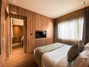 Televiisor ja/või meelelahutuskeskus majutusasutuses Aamodh