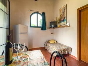 Una habitación con una mesa con una botella de vino. en Aesthetic Farmhouse in Bucine with Barbecue, en Bucine