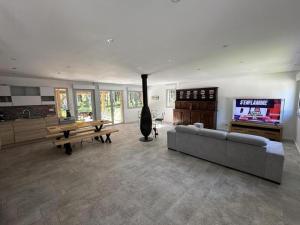 un soggiorno con divano e TV a schermo piatto di La resiniere a Magescq