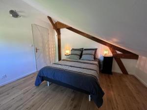 una camera da letto con letto in mansarda di La resiniere a Magescq Altre 19 foto