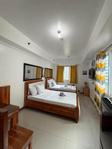 ein Schlafzimmer mit einem großen Bett in einem Zimmer in der Unterkunft Sea Residences Wonders in Manila