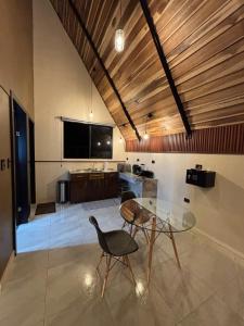 TV a/nebo společenská místnost v ubytování River Paradise Cabin 2 with Private Jacuzzi