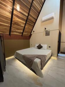 Postel nebo postele na pokoji v ubytování River Paradise Cabin 2 with Private Jacuzzi