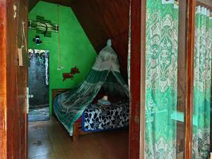TangkahanにあるGreen Forest Tangkahanの天蓋付きの客室の小さなベッド1台分です。