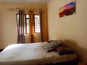 a bed with a pillow on it in a bedroom at Casa Havilah Inn in Chanamo