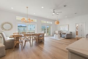 Гостиная зона в Sea'scape - Heated Pool, Beach Gear, Pet Friendly, Beach Views