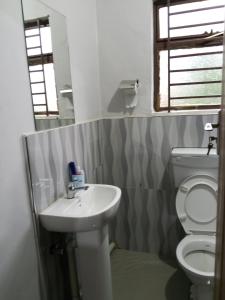 a bathroom with a sink and a toilet at Casa Havilah Inn in Chanamo