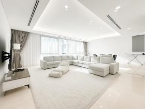 een witte woonkamer met een witte bank en een tafel bij D'Rapport Residences by Manhattan Group in Kuala Lumpur