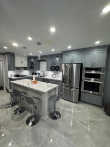 una grande cucina con un'isola al centro di Pearson Gateway Comfort Home a Mississauga