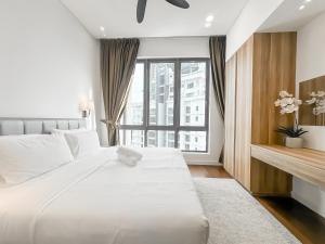 een slaapkamer met een groot wit bed en een raam bij D'Rapport Residences by Manhattan Group in Kuala Lumpur +291 foto's