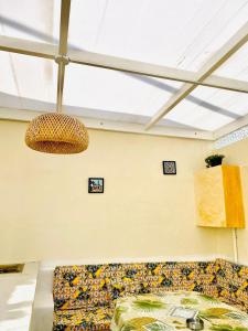 een bank in een kamer met een plafond bij Villa Sabrina in Awlād ‘Umar