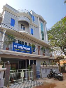 Tòa nhà nơi khách sạn tọa lạc