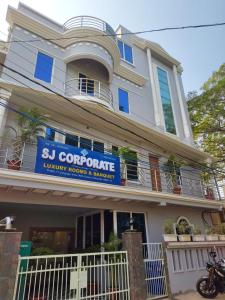 Tòa nhà nơi khách sạn tọa lạc