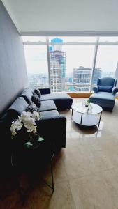un salon avec un canapé et une table dans l'établissement Kempinski private residence, à Jakarta
