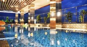 タシクマラヤにあるGrand Metro Hotel Tasikmalayaの照明付きの建物内の大型スイミングプール