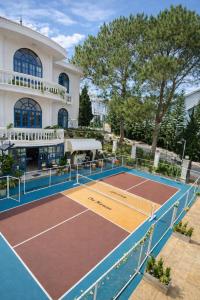 ein Tennisplatz vor einem Gebäude in der Unterkunft Chu Mansion - Chill & Grill and Pickeball in Da Thien