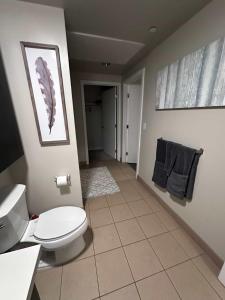 La salle de bains est pourvue de toilettes et de carrelage. dans l'établissement DTLA prime haven, à Los Angeles 23 autres photos