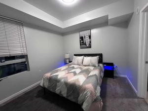 - une chambre avec un lit et une fenêtre avec des lumières bleues dans l'établissement DTLA prime haven, à Los Angeles
