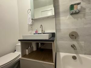 un bagno con lavandino e WC di Midtown Prestige a New York