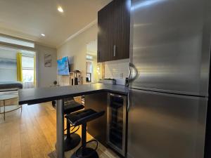 una cucina con un grande frigorifero in acciaio inossidabile di Midtown Prestige a New York Altre 42 foto