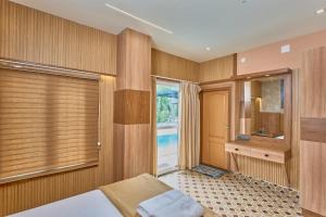 Postel nebo postele na pokoji v ubytování Sylora Meadows Private Pool Villa ,Vagamon