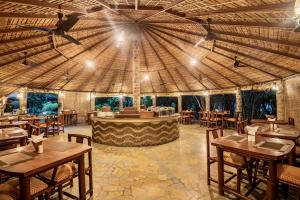 En restaurant eller et andet spisested på Tiger Camp Resort A River Access Property