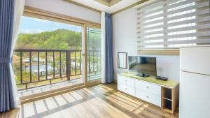 TV a/nebo společenská místnost v ubytování Samcheok Herb Pension