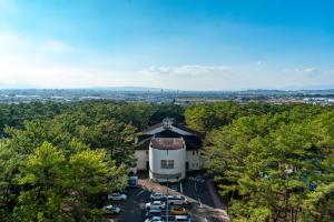 een luchtzicht op een gebouw met een parkeerplaats bij Seagaia Forest Condominiums in Miyazaki