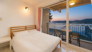 En balkon eller terrasse på Namhae Spring, Summer, Fall, Winter Pet-